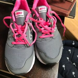 NEW Nike Kids Size 6Y sneakers